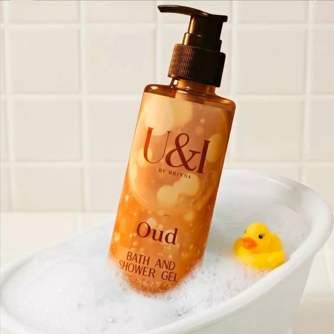 U&I Oud bath and shower gel in a pump bottle placed in a miniature white bathtub with bubbles and a rubber duck.